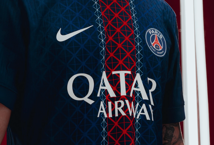 Camisa Titular PSG 2025/2026 - A Elegância Parisiense no Futebol